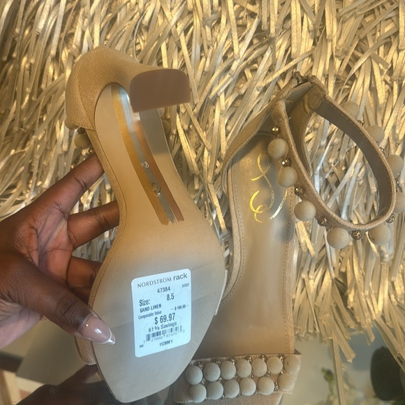 Cute dressy sandal with details… - Picture 4 of 4